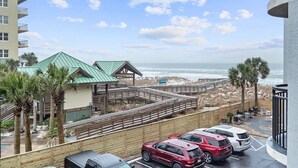Una propiedad frente a la playa con un muelle de madera, acceso directo a la playa y vistas al océano.