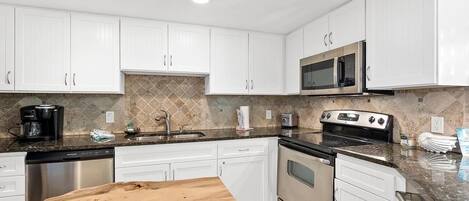 冷蔵庫、電子レンジ、オーブン、コンロ