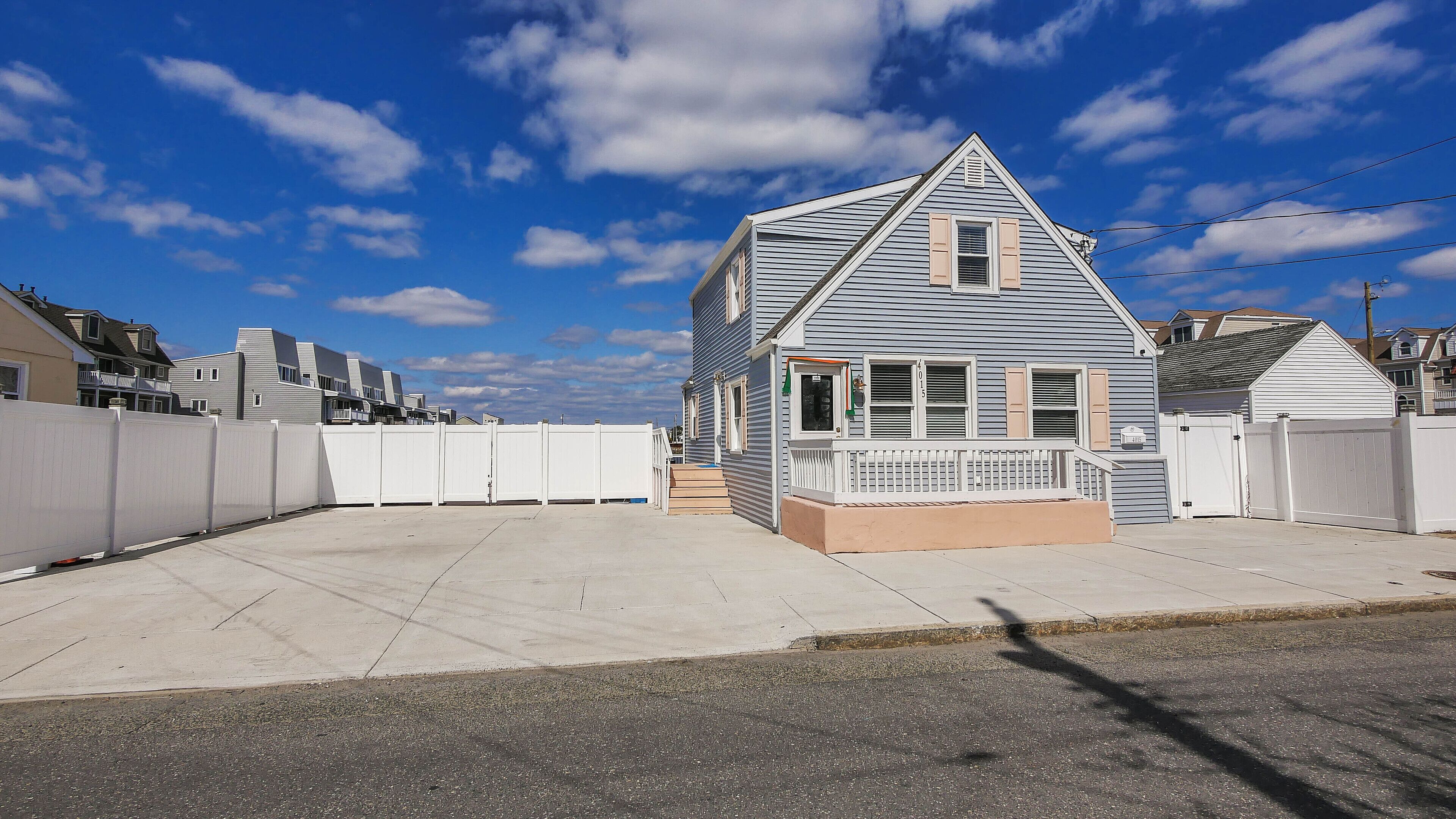 Bayfront Vacation Home/Outside Entertainment Area