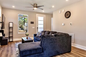 Smart TV, video games, stereo - ⭐️ MODERN DURHAM RETREAT ⭐️ 🐕📚🏊‍♀️🏙🏥🛍🏟🍔🥂 CLOSE  (Durham)