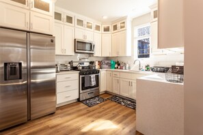 Fridge, microwave, oven, stovetop - ⭐️ MODERN DURHAM RETREAT ⭐️ 🐕📚🏊‍♀️🏙🏥🛍🏟🍔🥂 CLOSE  (Durham)