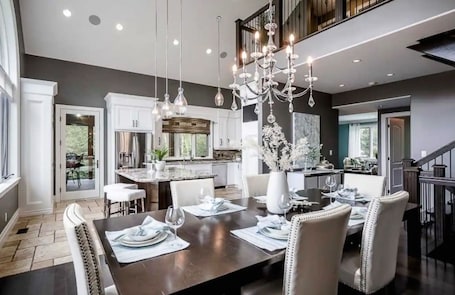 Dining. The Mansion, Wasaga beach, Blue mountain