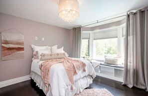 6 bedrooms, desk, iron/ironing board, travel crib - The Mansion, Wasaga beach, Blue mountain (Utopia)