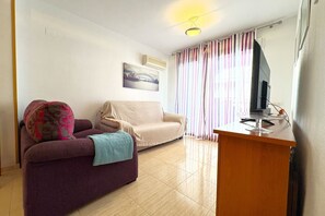 TV, fireplace - ACV - Marina Trebol III-2ª Línea Planta 4 Norte (Oropesa del Mar)