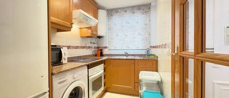 Refrigerador, microondas, horno y parrilla de estufa