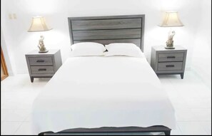 7 bedrooms, desk, iron/ironing board, free WiFi - La Castillo Verde (Montego Bay)