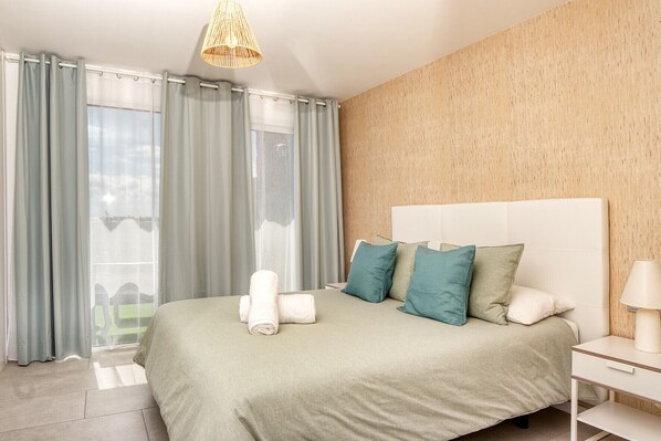 3 bedrooms, in-room safe, iron/ironing board, travel cot