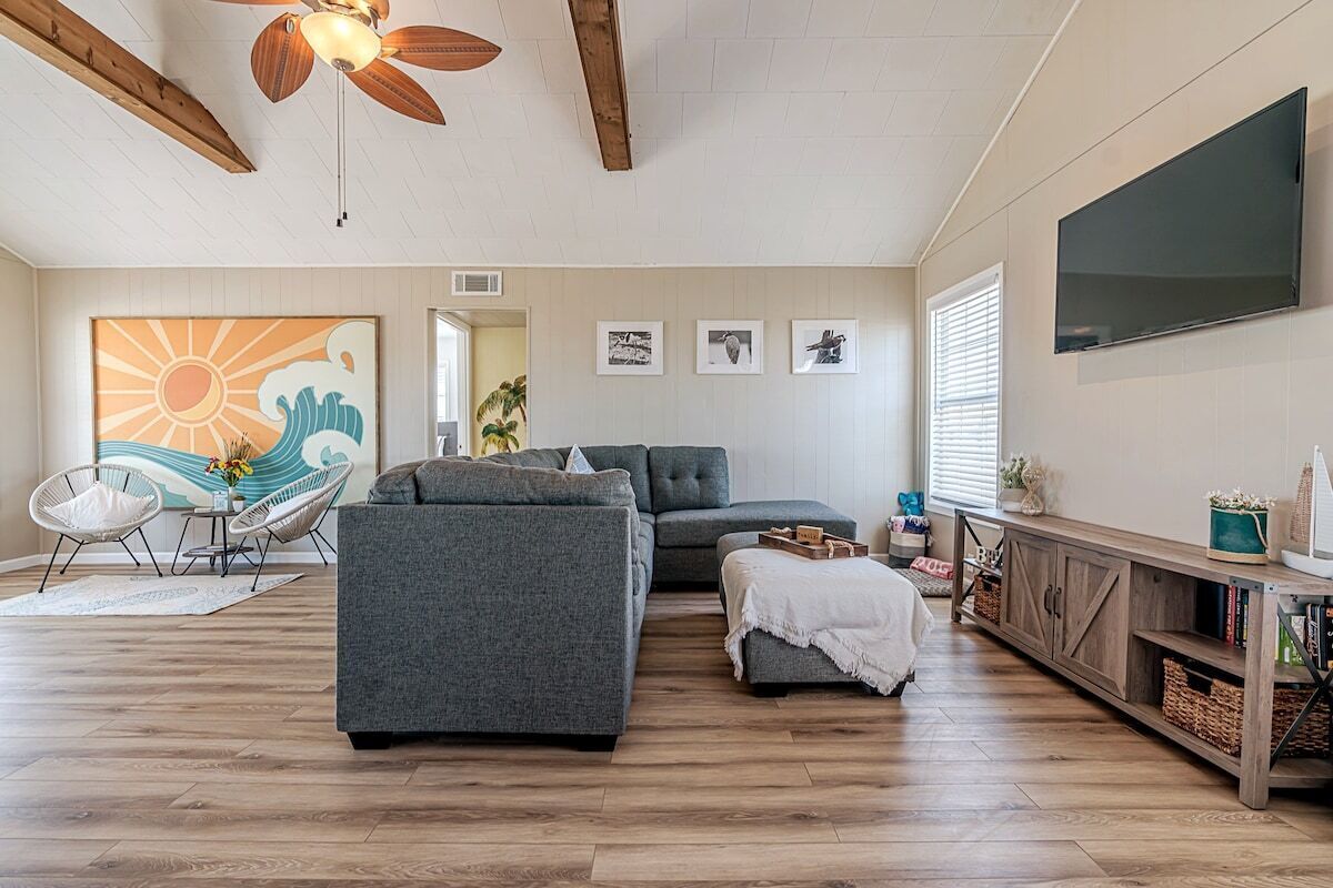 NEW updated home w/ firepit, 2 min walk to beach