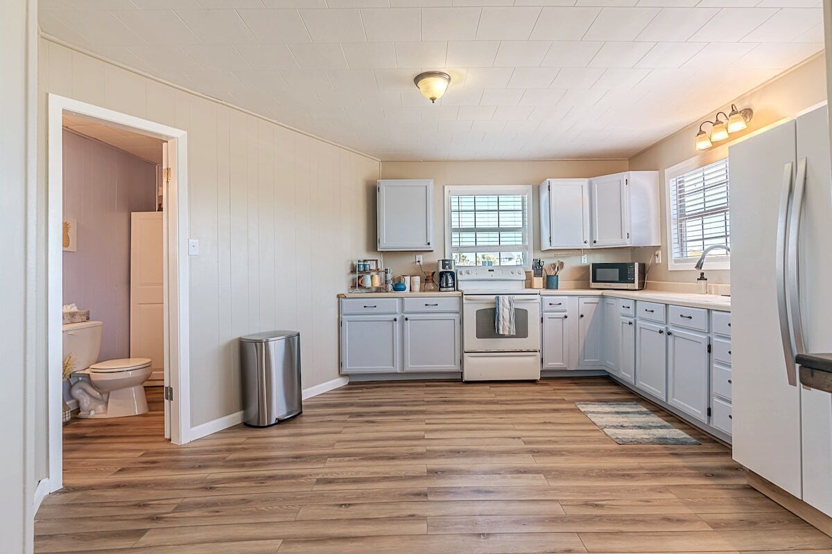 NEW updated home w/ firepit, 2 min walk to beach