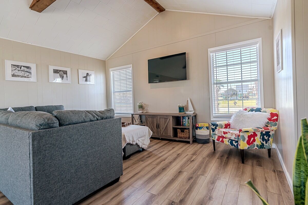 NEW updated home w/ firepit, 2 min walk to beach