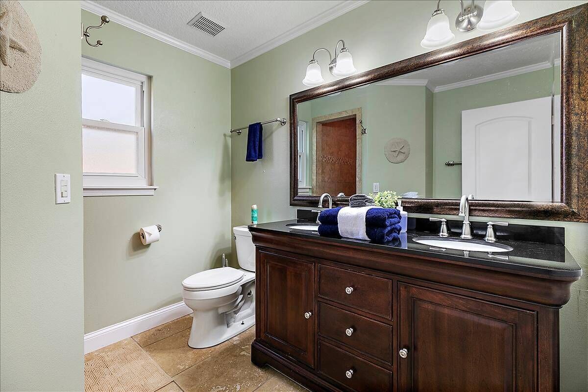 The whole group will enjoy easy access to everything from this centrally located place