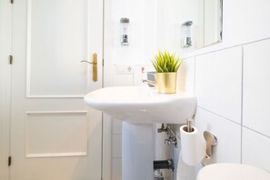 Kombinert dusj/badekar, hårføner og håndklær