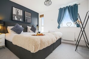 2 makuuhuonetta, työpöytä, silitysrauta/-lauta, vauvan matkasänky