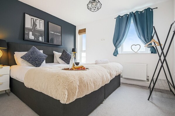 2 bedrooms, desk, iron/ironing board, travel cot - Duplex Apartment • Balcony • FreeParking • SmartTV (Milton Keynes)