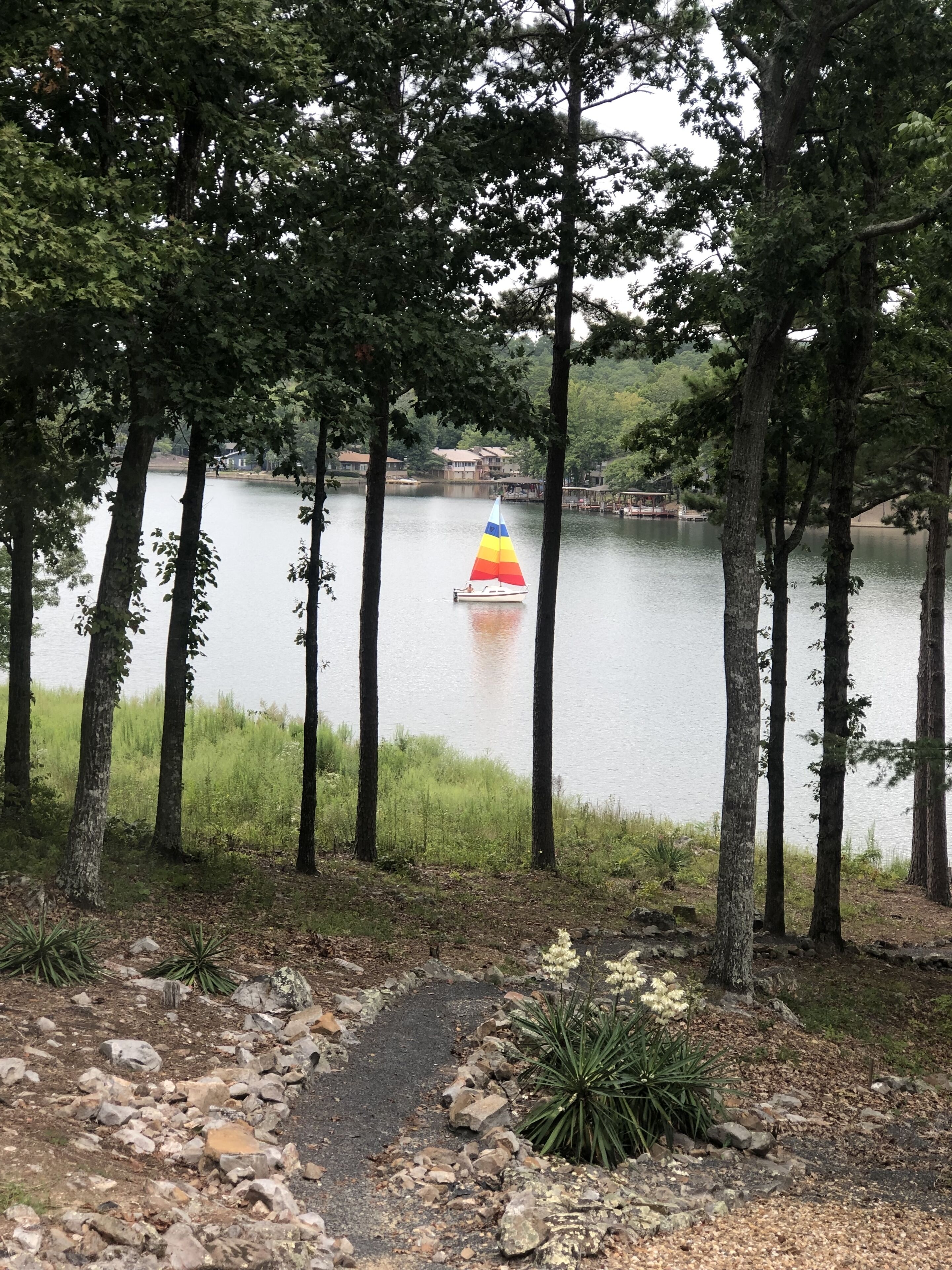 Beautiful and Spacious Lake Front Home. Golf, Kayaks, Minutes from Hot Springs! 