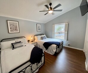 3 bedrooms, desk, iron/ironing board, free WiFi - Beautiful and Spacious Lake Front Home. Golf, Kayaks, Minutes from Hot Springs!  (Hot Springs)