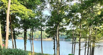 Beautiful and Spacious Lake Front Home. Golf, Kayaks, Minutes from Hot Springs!