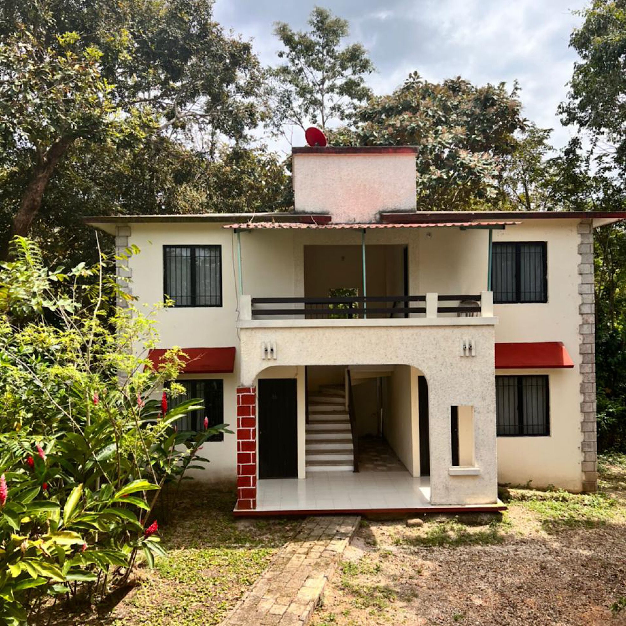 Vista frontal de la propiedad