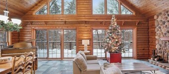 SHARED SPACE, Log Home 15 min from the Twin Cities.. 2 rooms available to share
