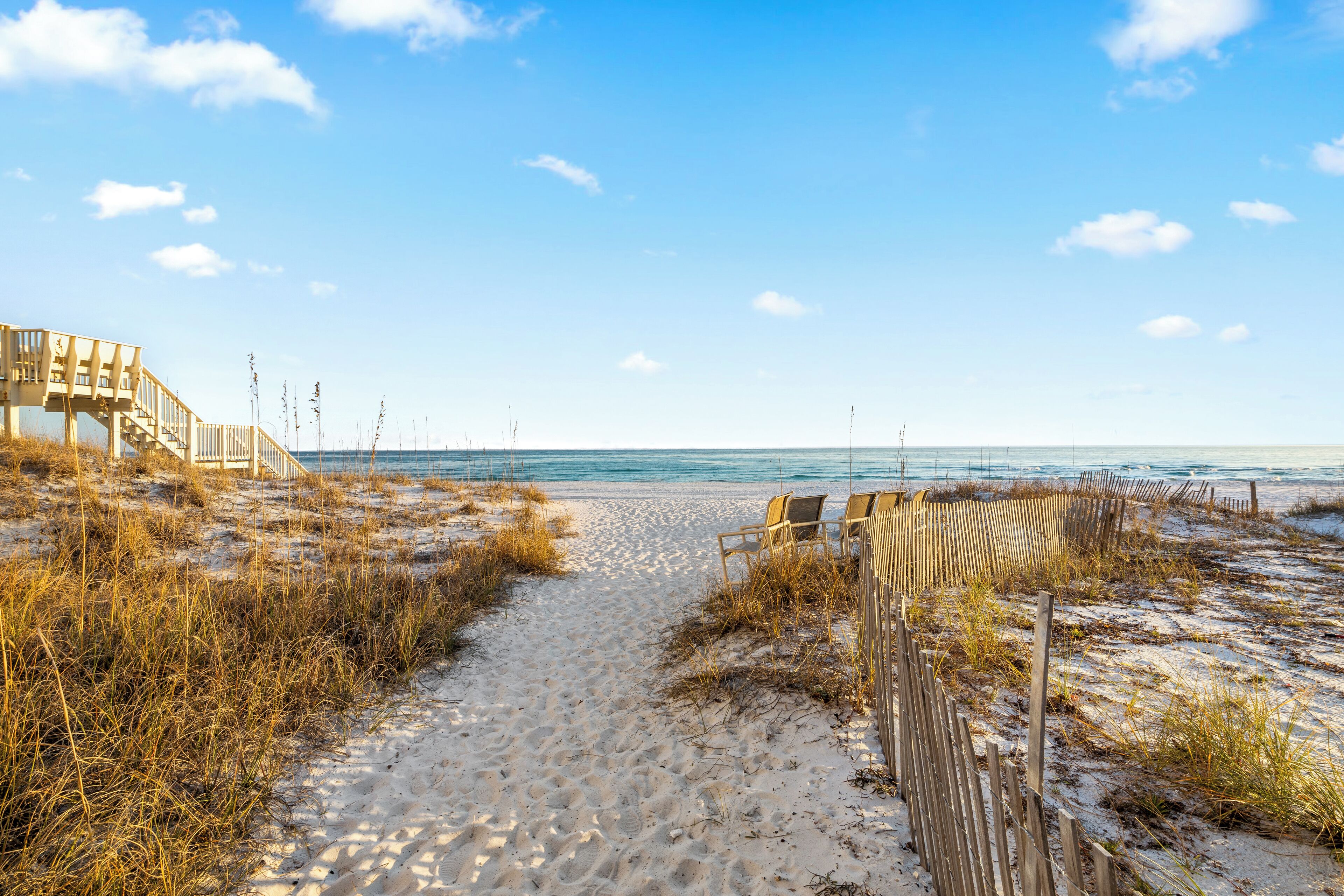 Plage à proximité, chaises longues, serviettes de plage