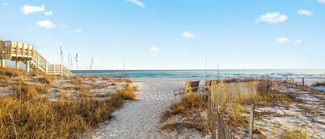Plage à proximité, chaises longues, serviettes de plage