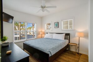 5 habitaciones, escritorio y tabla de planchar con plancha