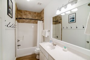 Kombinert dusj/badekar, hårføner, håndklær og såpe