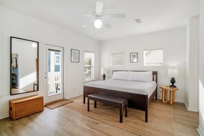 5 soverom, skrivebord, strykejern/-brett og reiseseng for barn