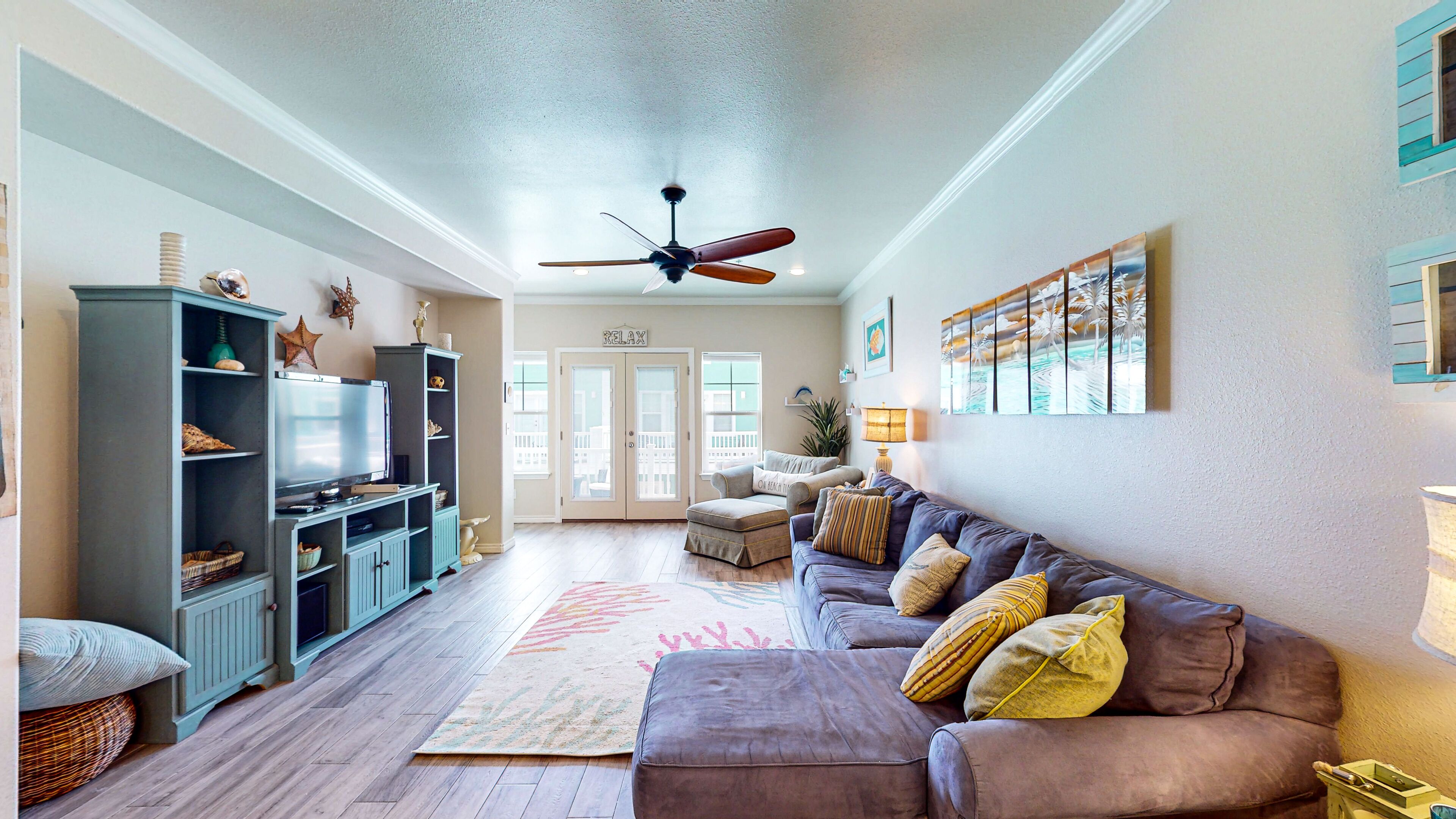 MC13 Upscale Condo, Shared Pool, Close to Beach, Pet Friendly, Garage Access