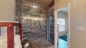 Combined shower/tub, towels
