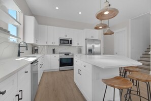 Refrigerador, microondas, horno y parrilla de estufa 