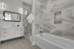 Badewanne, Haartrockner, Handtücher, Seife
