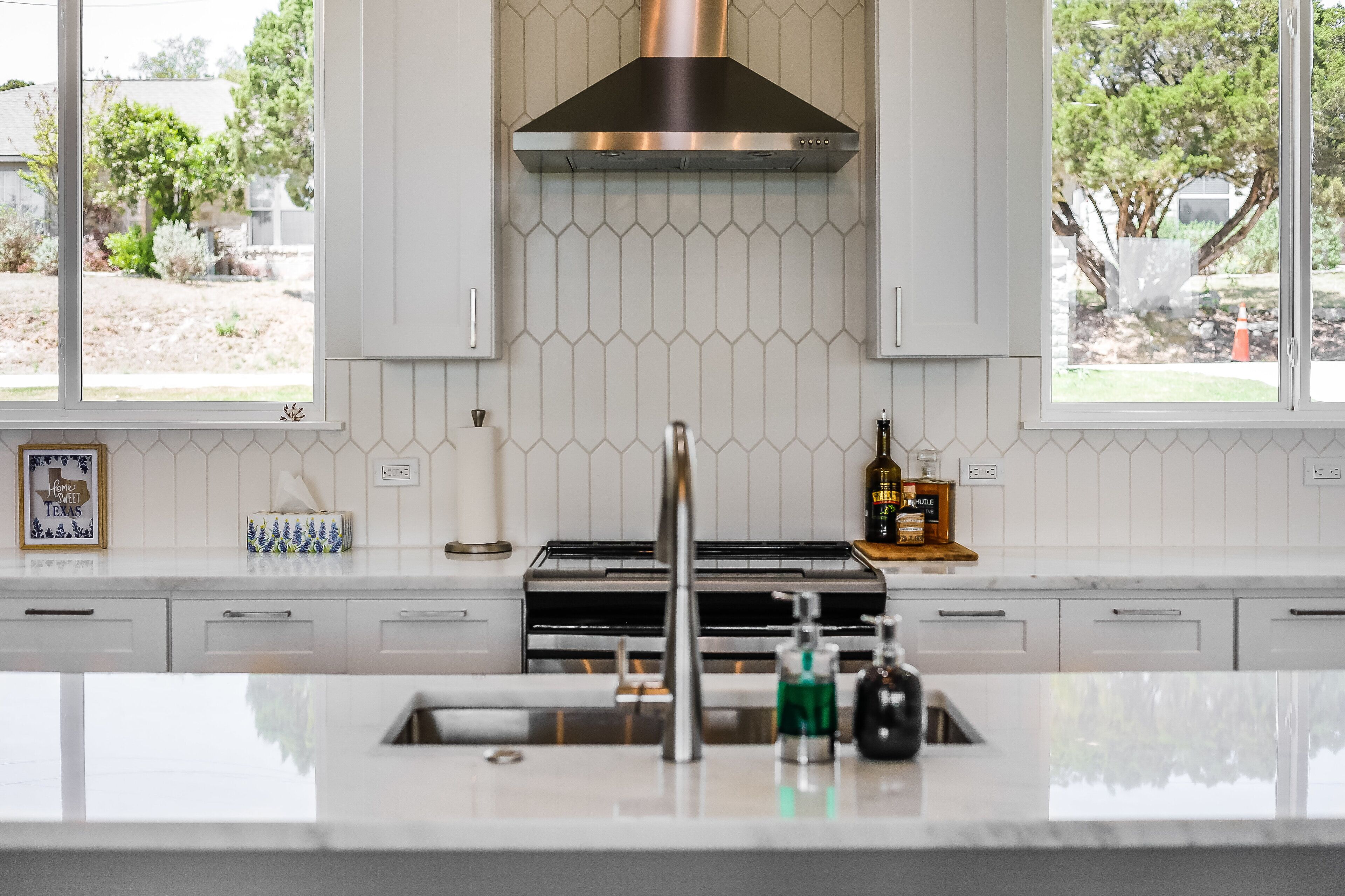 Falcon: New luxury home with breathtaking hill country views close to the lake