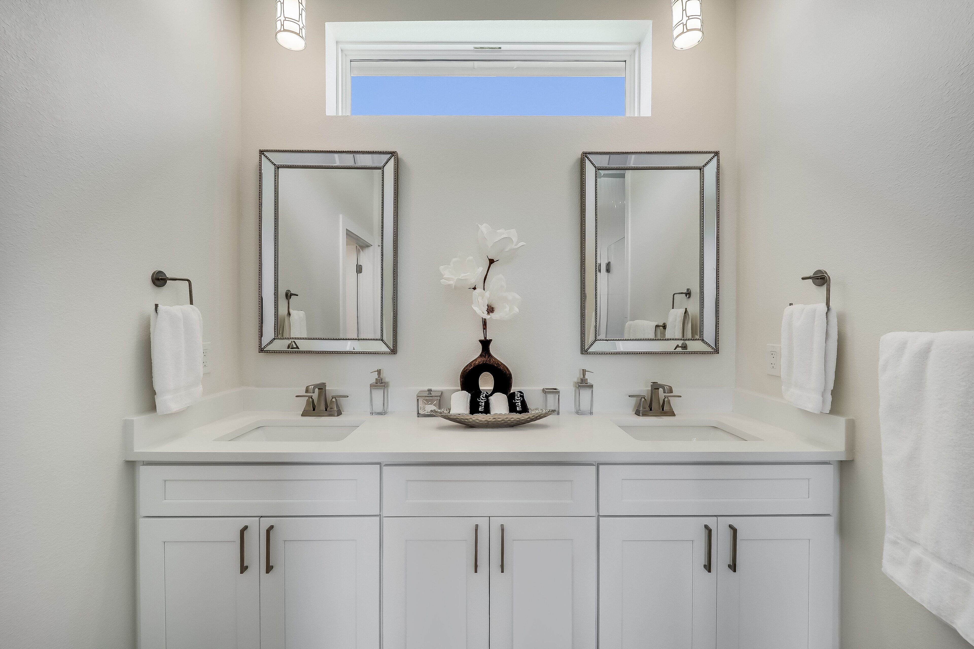 Falcon: New luxury home with breathtaking hill country views close to the lake