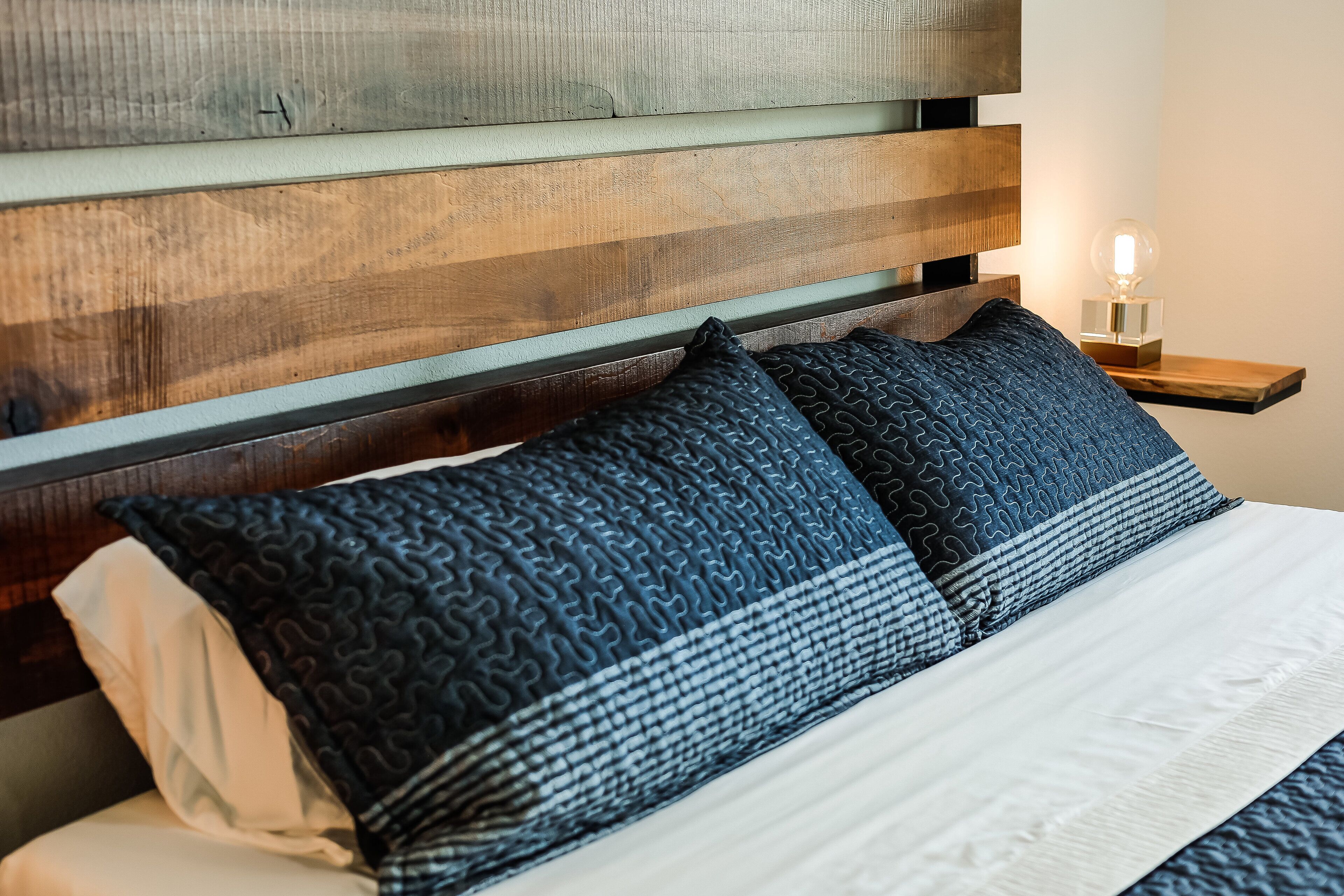 Falcon: New luxury home with breathtaking hill country views close to the lake