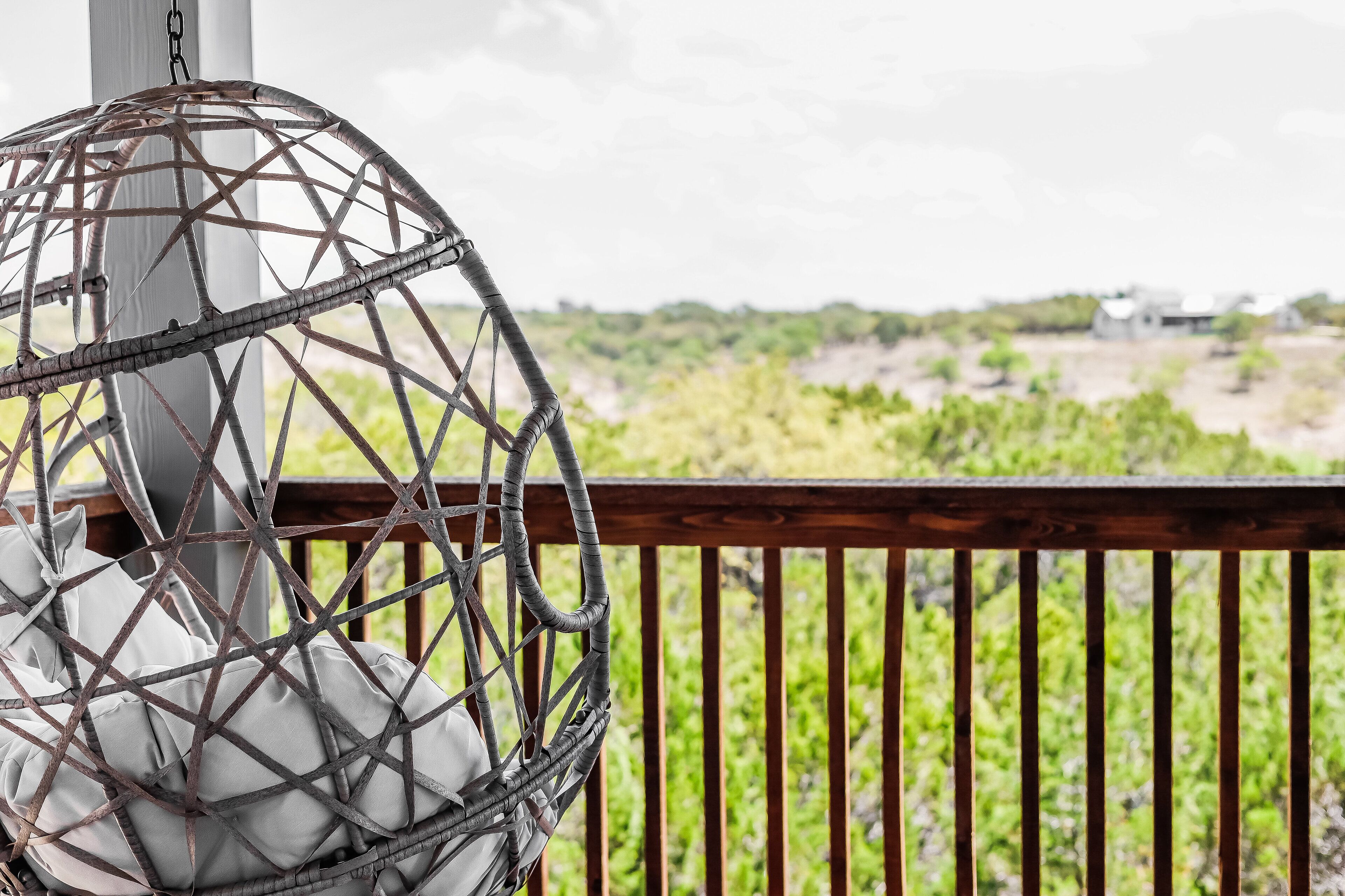 Falcon: New luxury home with breathtaking hill country views close to the lake