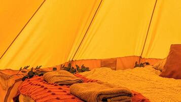 1 habitación, cuna de viaje y ropa de cama