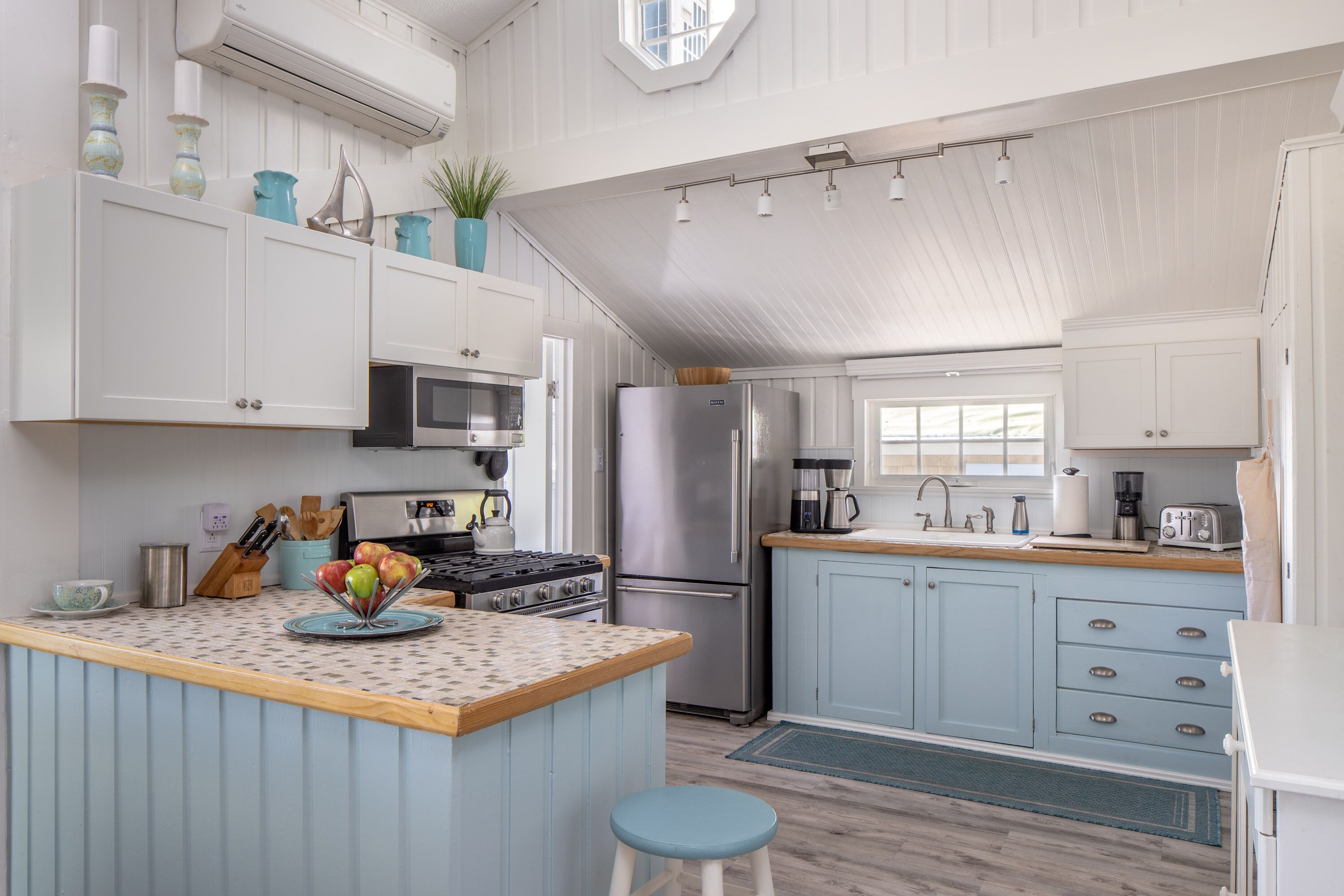 Charming Coastal Cottage - 1 Min. walk to the Beach!