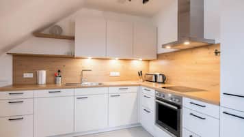 Fridge, oven, stovetop, dishwasher