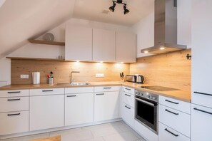 Fridge, oven, stovetop, dishwasher - Apartment Josef at the Schloeglhof with Wi-Fi (Gilching)