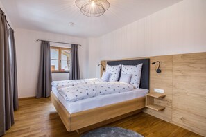 1 bedroom, iron/ironing board, free WiFi, bed sheets - Apartment 'Rosa' at the Schloegelhof with Wi-Fi & Balcony (Gilching)