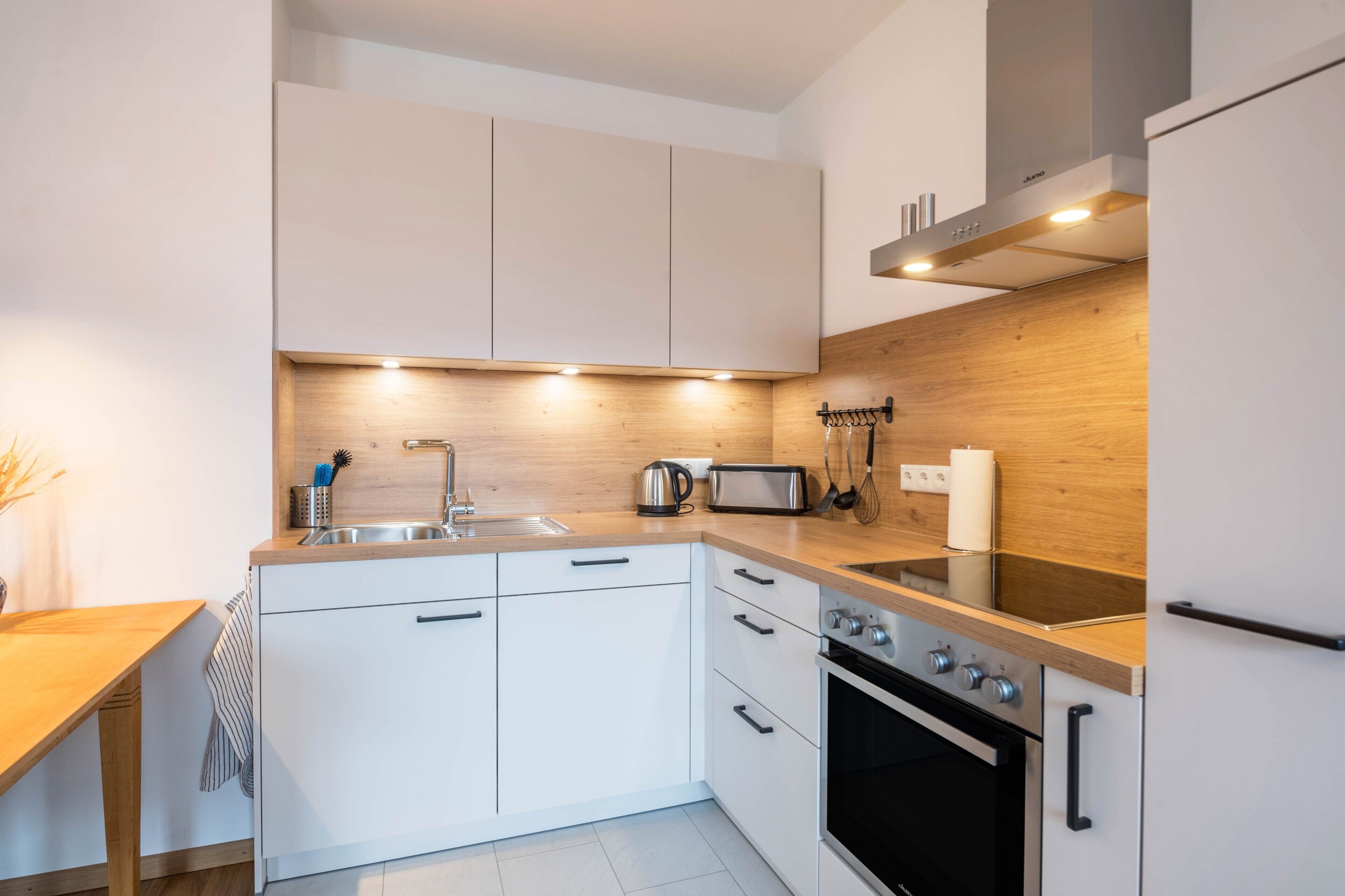 Fridge, oven, stovetop, dishwasher