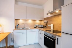 Fridge, oven, stovetop, dishwasher