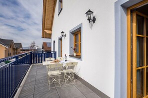 Outdoor dining - Apartment 'Maria' at the Schloegelhof with Wi-Fi & Balcony (Gilching)