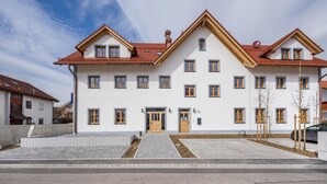 Ein großes, zweistöckiges Gebäude mit einer symmetrischen Fassade, zahlreichen Fenstern und einem zentralen Eingang.