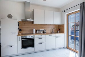 Fridge, oven, stovetop, dishwasher - Apartment 'Maria' at the Schloegelhof with Wi-Fi & Balcony (Gilching)