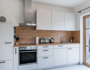 Fridge, oven, stovetop, dishwasher