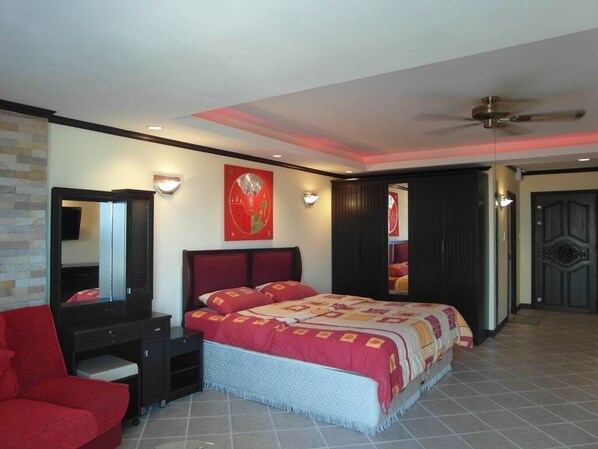 A bedroom with a bed, a desk, a chair, and a ceiling fan. - View Talay Vt2a F5 R207 (Pattaya)