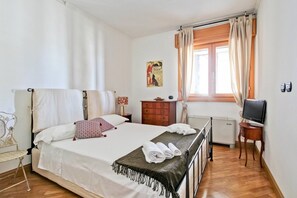 Condo, 1 Bedroom, Accessible | 1 bedroom - Cozy Terrace Close To Eataly And Metro Piramide (Rome)