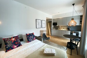apartman, 1 hálószobával, erkély, kilátással a városra | Nappalirész